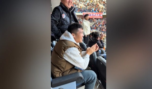 迎接回家！记者：河南队钟义浩现场不雅战海牛，海牛进球后他很沸腾